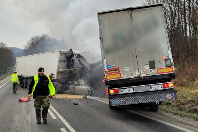 Wypadek w Lipowicy. Strażnicy graniczni z Sanoka wyciągnęli człowieka z płonącej ciężarówki