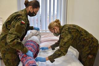 Wojskowi z Torunia szkolą opiekujących się pacjentami. Pomagają w czasach pandemii koronawirusa