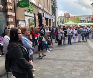 Protest „Ani Jednej Więcej!” w Rybniku. Protestowano przed biurem PiS [ZDJĘCIA]