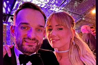 Bartosz Zmarzlik z żoną Sandrą na czerwonym dywanie podczas gali FIM w Rimini