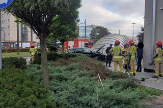 Wypadek na rondzie Jagiellonów w Bydgoszczy. Samochód wbił się w osłonę podziemnego przejścia