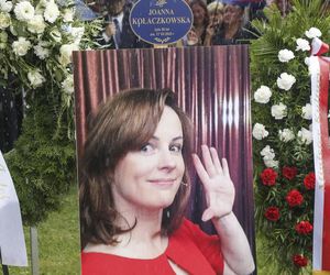 Żałobnicy brawami na kolanach oddali hołd Joannie Kołaczkowskiej. Niezwykły moment wywołał morze łez