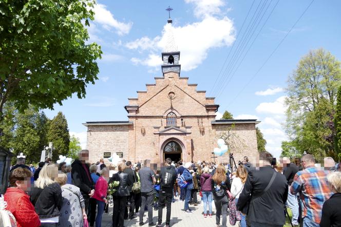 Tłumy żegnały Kamilka z Częstochowy. W niebo poleciały baloniki, po policzkach płynęły łzy