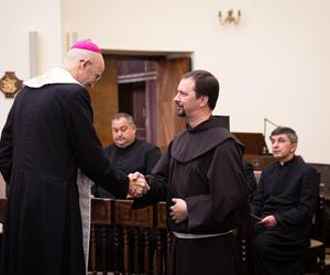 Arcybiskup Adrian Galbas wręcza dekrety proboszczom