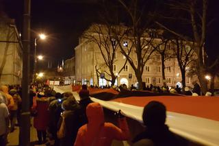 Gdańsk: Przemarsz z trumną Pawła Adamowicza. Tysiące osób w kondukcie żałobnym [ZOBACZ ZDJĘCIA]