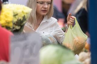 Małgorzata Wassermann na zakupach na bazarku w Krakowie