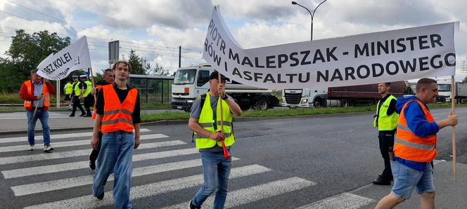 Drugi dzień protestu kolejarzy w Polsce. Blokują drogi m.in. w Dąbrowie Górniczej