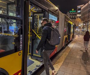 Łukasz Mejza jeździ autobusem