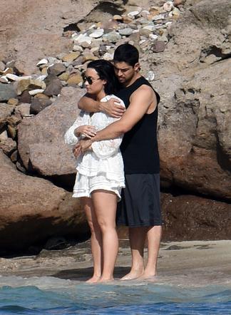 Demi Lovato i Wilmer Valderrama całują się na plaży