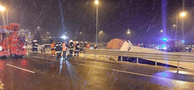 Wypadek na A4. Kierowca autobusu zjechał nagle z drogi i wjechał w bariery energochłonne