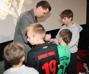 Wojciech Szczęsny z dziećmi na premierze filmu o sobie