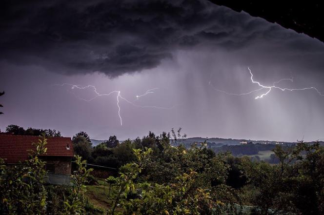 Burza i wyładowania atmosferyczne sprawiają, że lepiej mieć na budynku piorunochron