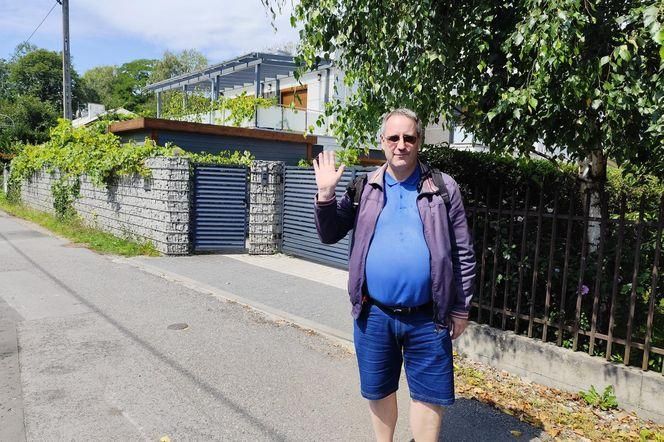 Przyszedł pod nowy dom Andrzeja Dudy w Krakowie, chciał jednego! Pan Robert przyniósł książkę