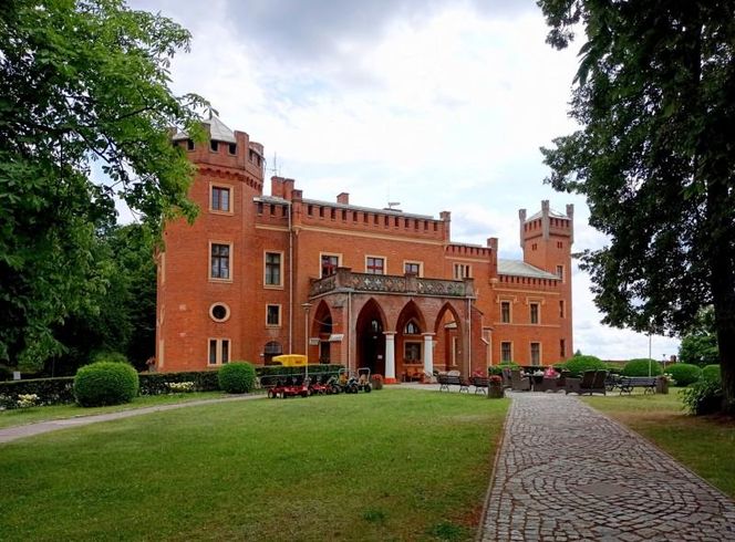 Ten pałac w woj. warmińsko-mazurskim wygląda jak z bajki. Powstał w XIX wieku