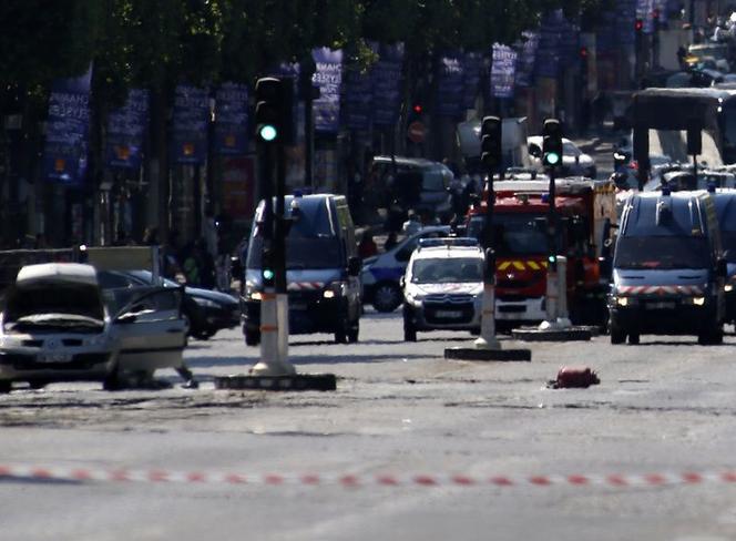 Atak w Paryżu: Mężczyzna zaatakował policjanta. Pod katedrą Notre Dame padły strzały