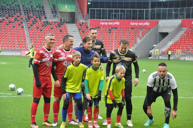 W Tychach grają gwiazdy światowego futbolu. Najpierw był pokazowy trening z młodzieżą