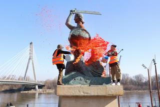 Zniszczyły pomnik Syrenki. Ich odpowiedź szokuje: „Nie chciałyśmy”. Urzędnicy planują czyszczenie monumentu