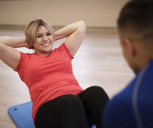 OTYŁOŚĆ - jakie ĆWICZENIA pomogą wyszczuplić brzuch?