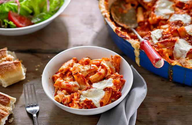 Zapiekanka włoska: łatwy przepis na rurki w mięsnym sosie pomidorowym z piekarnika