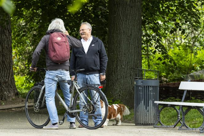 Marek Jakubiak. Pies pomaga mu w kampanii