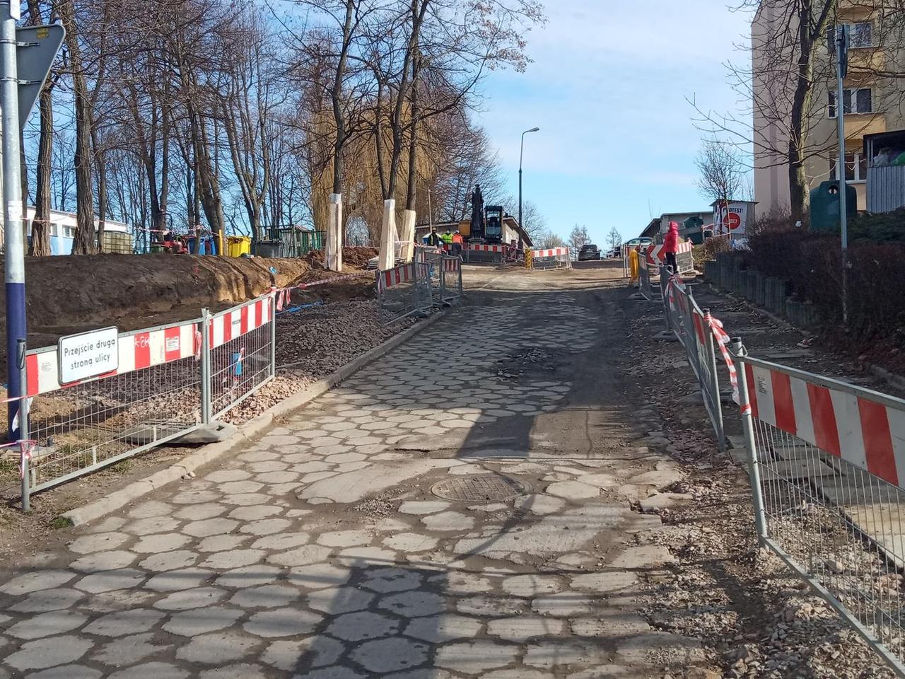 Mieszkańcy os. Na Wzgórzach protestują przeciwko drodze pod ich oknami [ZDJĘCIA]