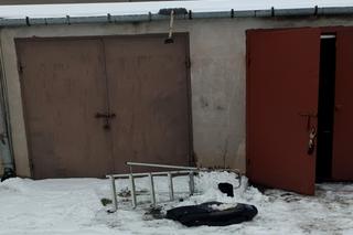 Koszmarny wypadek 69-letniego emeryta z Siedlec. Odśnieżał dach spadł z drabiny zmarł w szpitalu. 