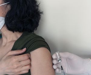 Będziemy szczepić się raz przeciw grypie? Niestraszne mają też być mutacje ptasie i świńskie