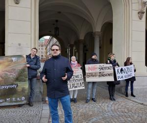 Wraca temat sprzedaży działki przy stadionie Tarczyński Arena. Ekolodzy protestują [ZDJĘCIA]