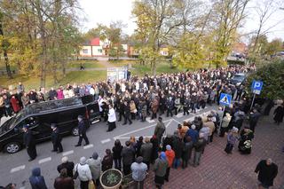 Drzewica: Pogrzeb 18. ofiar wypadku busa pod Nowym Miastem n. Pilicą 