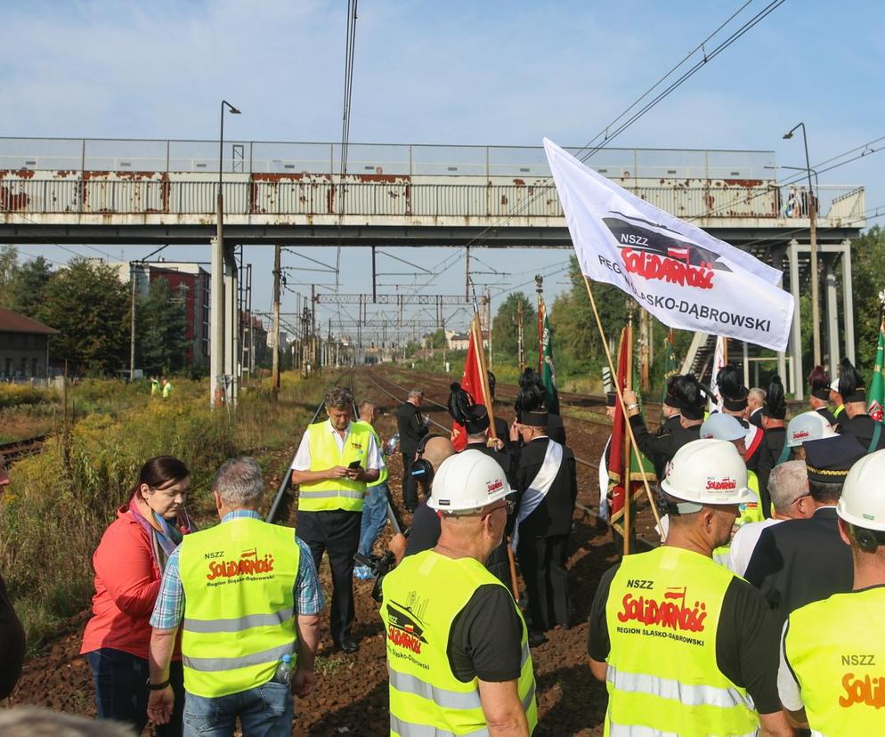 Protest na torach w Katowicach. Protestują związkowcy przeciwko zwolnieniom w PKP Cargo