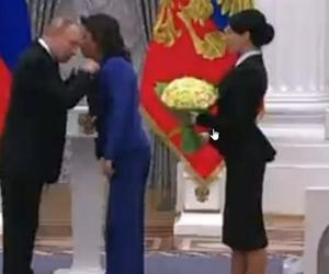 Putin wręczył order swojej pupilce. Ona prawie wsadziła mu język do ucha. Potem powiedziała coś strasznego