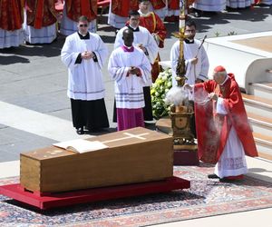 Księżna Kate nieobecna na pogrzebie papieża! Książę William był sam