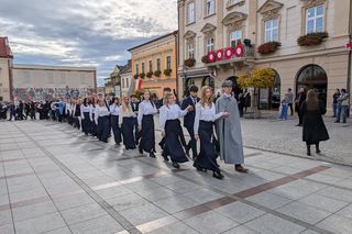 Polonez z Piłsudskim na Rynku w Tarnowie. Miejscowa młodzież uczciła niepodległość 