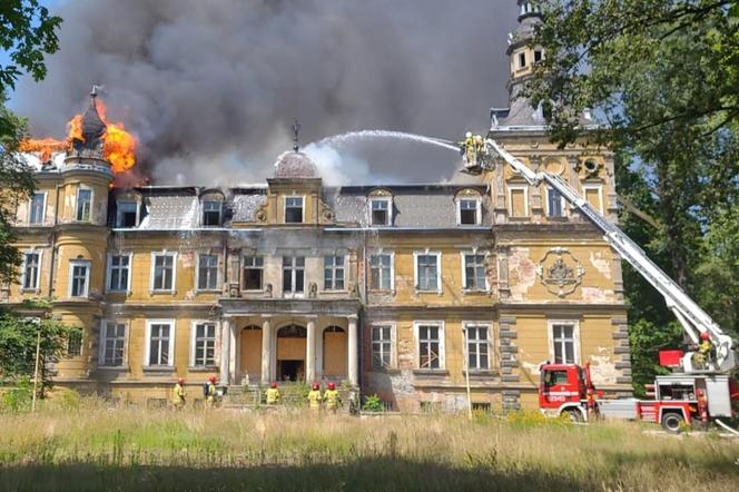 Ogromny pożar w Jelczu-Laskowice. Zabytkowy pałac stanął w ogniu