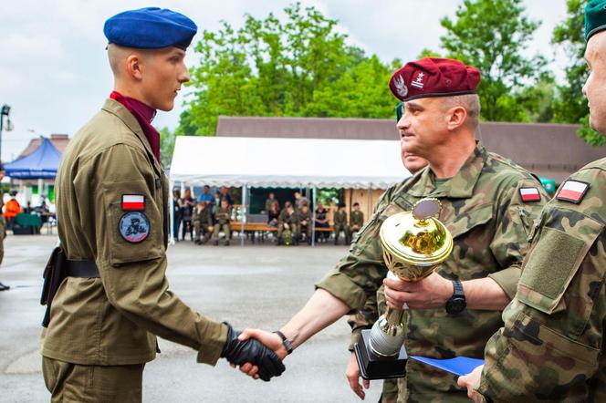 Uczniowie ZS nr 2 podczas Przeglądu Musztry Klas Mundurowych w Gromniku