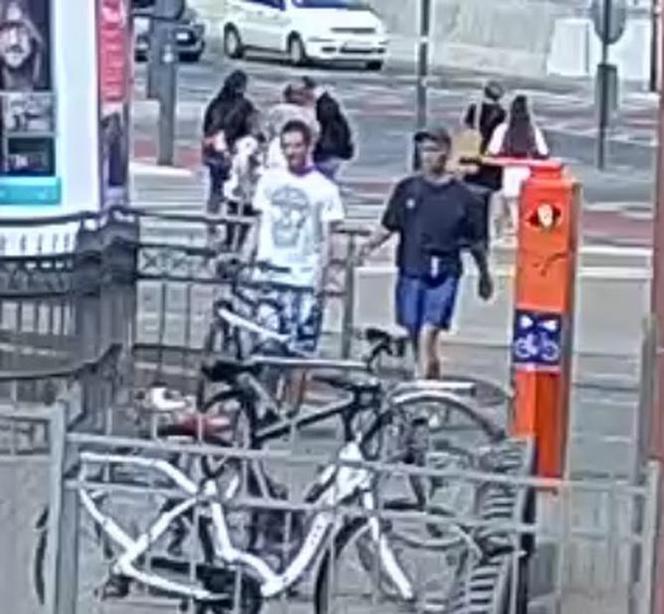 Tego się nie spodziewali! Nagrała ich kamera przed Galerią Łódzką