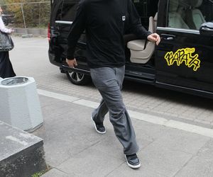 Wojciech Szczęsny z dziećmi na premierze filmu o sobie