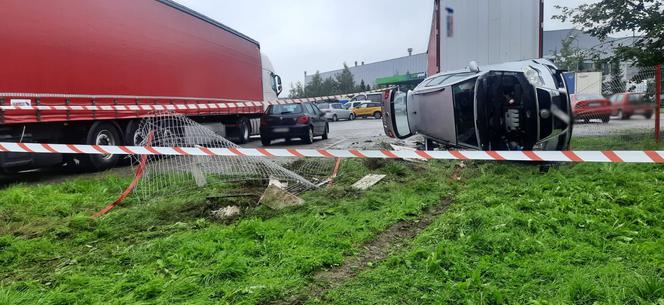 Nowy Sącz. Volkswagen dachował i uszkodził ogrodzenie