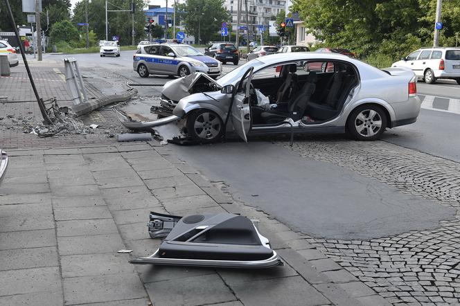 Opel uderzył w latarnię. Kierowcę wyciągali strażacy