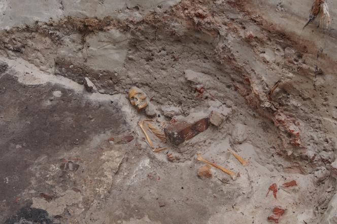 Podczas prac archeologicznych w Łebie znaleziono między innymi szkielet człowieka.