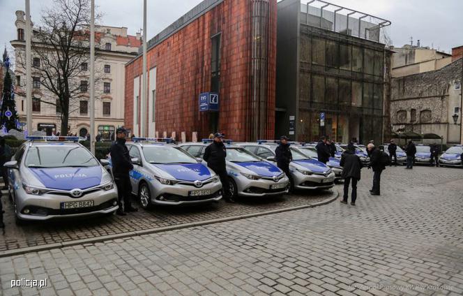 Komenda Miejska Policji w Krakowie w hybrydowych radiowozach Toyoty