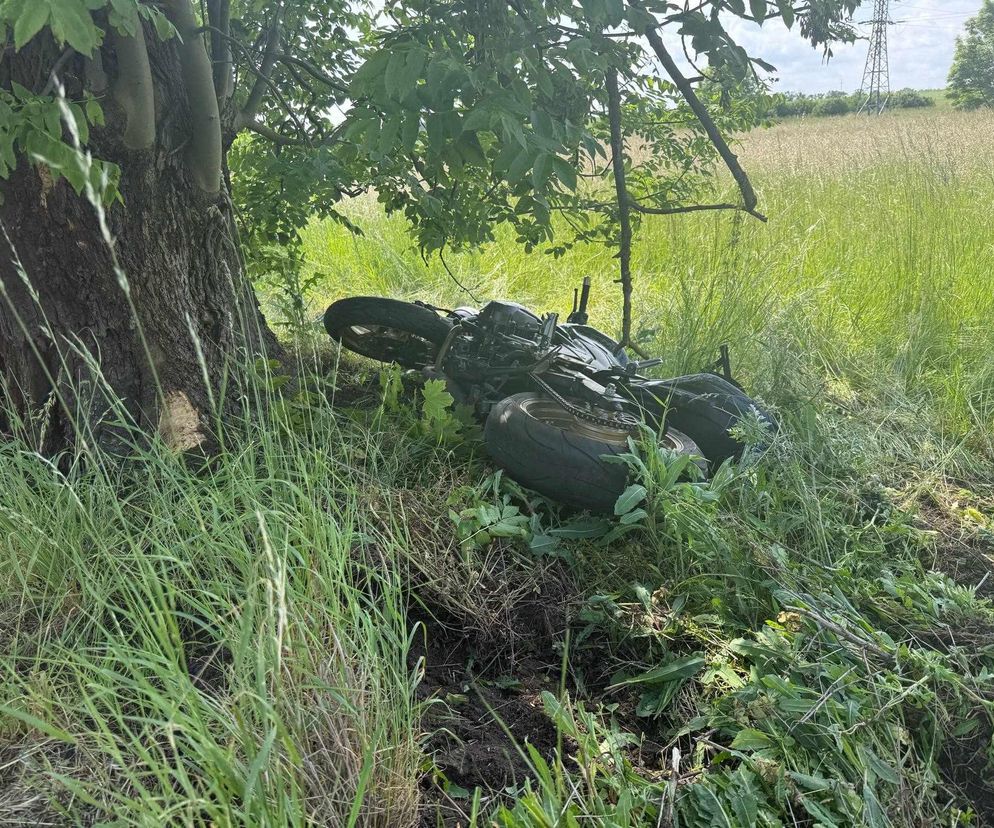 Motocyklista uderzył w drzewo pod Kościanem. 24-latek ciężko ranny