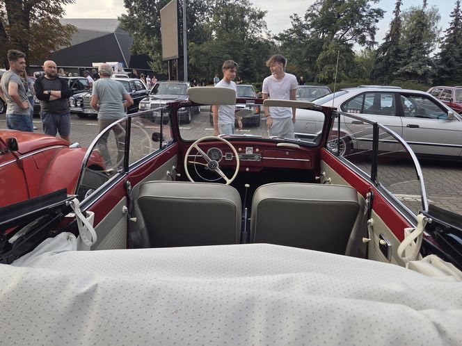 Klasyczna motoryzacja znów zachwyciła Bydgoszcz. „Bydgoskie Klasyki Nocą” przy Torbydzie