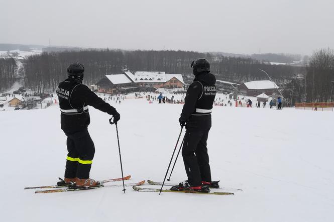 Policjanci pilnują bezpieczeństrwa na stoku