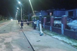 Śmiertelny wypadek w Pabianicach! Słup złamał się na pół po uderzeniu BMW [ZDJĘCIA].