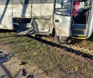 Zderzenie autobusu z autem osobowym w Rzepinku