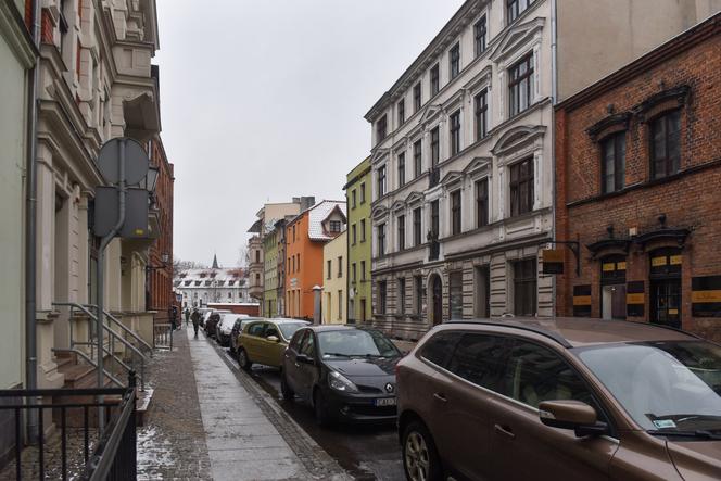 Rodzinny dramat na toruńskiej starówce. Krystian K. zaatakował ją nożem