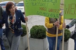 Protest mieszkańców pod Urzędem Gminy Cieszków! Likwidacja szkoły w Pakosławsku odłożona w czasie
