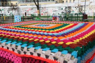 Kolorowe instalacje opanowały Lublin. Tak „Otulanie włóczką” świętuje swoje 10. urodziny!