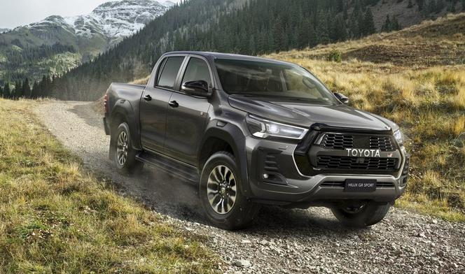 Debiutuje Toyota Hilux GR Sport. Ta wersja przypomina o sportowych sukcesach pickupa